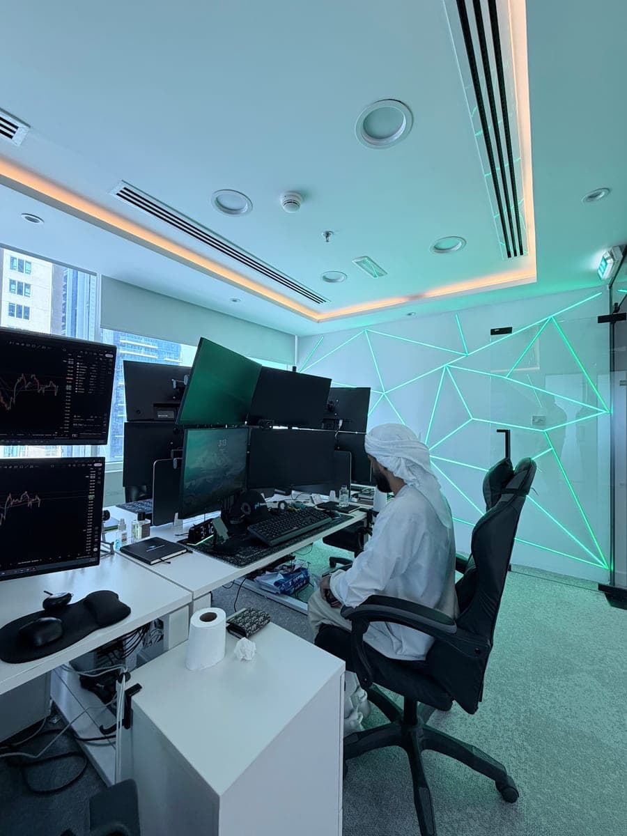 One-to-one coaching on the FMO Dubai trading floor